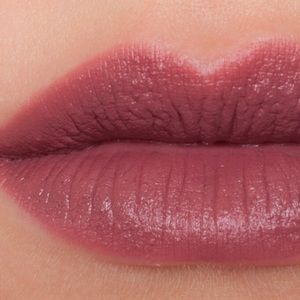 Clinique “Pop Lip Shadow” in Dune Pop